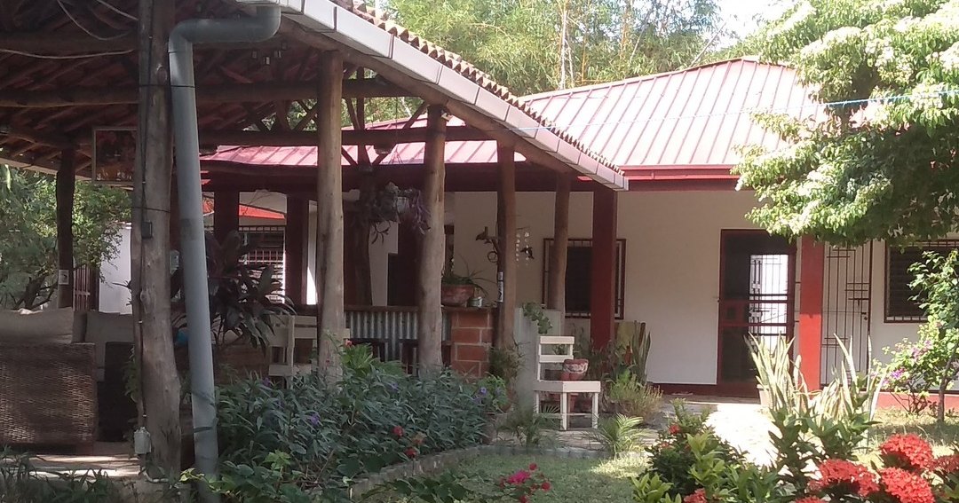 Tropical cottage with a covered patio in the garden at Casa Todo Bueno, El Tránsito
