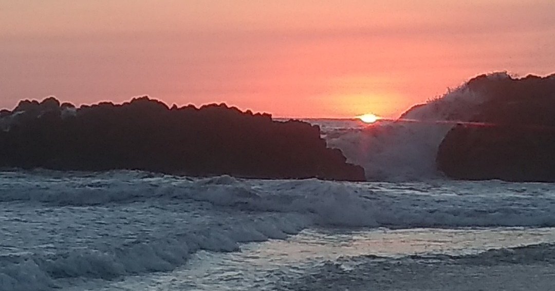 Sunset over the rocky Pacific horizon at El Tránsito