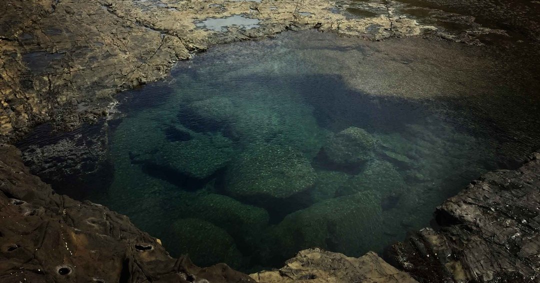 A clear coastal rock tide pool near El Tránsito