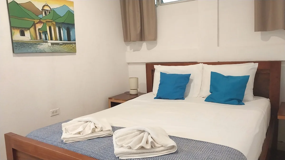 North Room with queen bed and private en-suite bathroom at Casa Todo Bueno